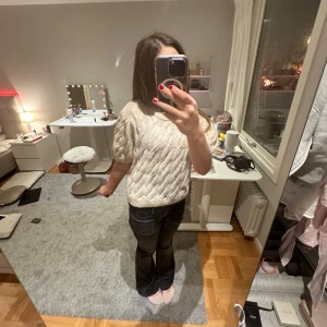 Stickad kortärmad tröja - Perfekt tröja för dig som vill ha en trendig look men ändå basic💓 Använts fåtal gånger och pris kan diskuteras till ett bra pris💓