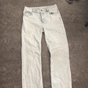 Ljusblå mid wide jeans W29 L32 - Snygga ljusblå jeans med rak passform och midwaist. Modellen heter Mid Wide och har klassiska fem fickor, knapp och dragkedja framtill. Perfekt för dig som gillar en relaxed och stilren look.