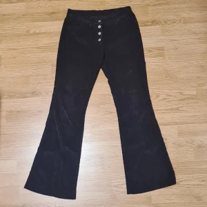 Lila manchesterbyxor - Ett par lila, bootcut manchesterbyxor med knappstängning och låg midja (midjehöjd: 25 cm). Säljer dessa på grund av att de inte passar längre, använda varsamt. Midjemått: 35,5 cm. Innerbensmått: 77,5 cm. Skriv gärna till mig om du har frågor 😊