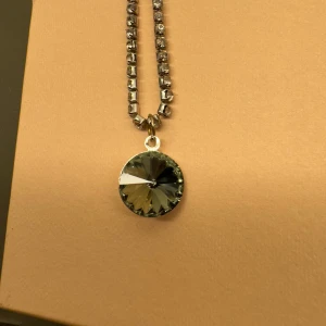 Swarovski berlocker  - Snygg svart Swarovski hänge strlk 12mm enkelt att hänga på kedja 