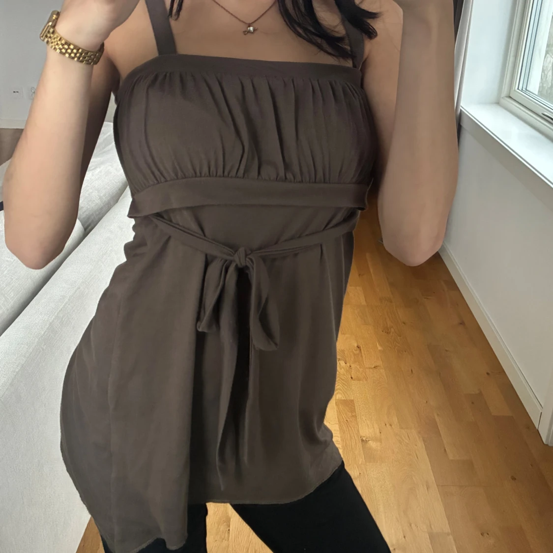 Brun linnetopp med knytband