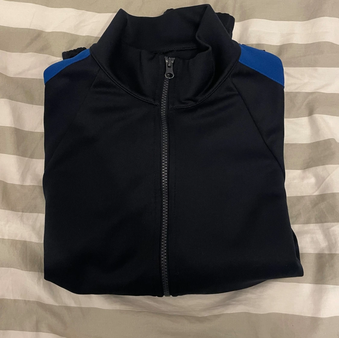 Svart/marineblå  och blå kofta med dragkedja