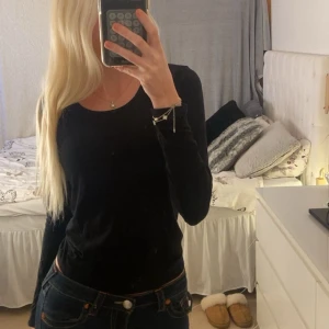Svart långärmad tröja i bambu - Säljer denna snygga svarta långärmade tröjan från Boody i storlek S🩷 tyvärr har jag ingen användning för den