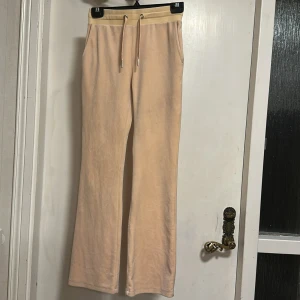 Beiga mjukisbyxor från Lindex - Snygga aprikos färgade mjukisbyxor från Lindex med bred resår och snörning i midjan. Byxorna har raka ben, två fickor bak och är gjorda i mjukt material som känns skönt mot huden.