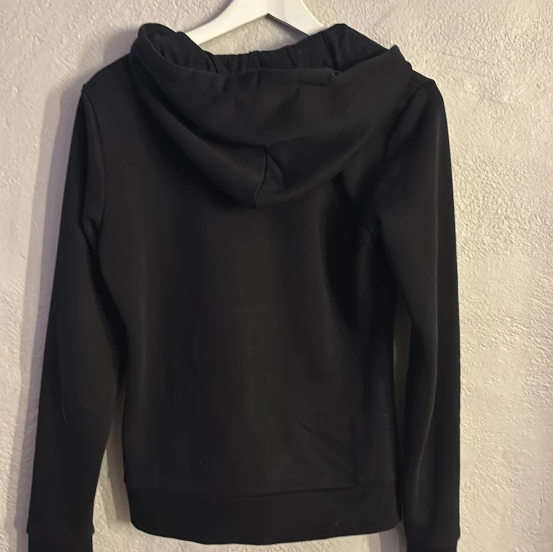 Svart hoodie från Take Off med dragkedja - 1