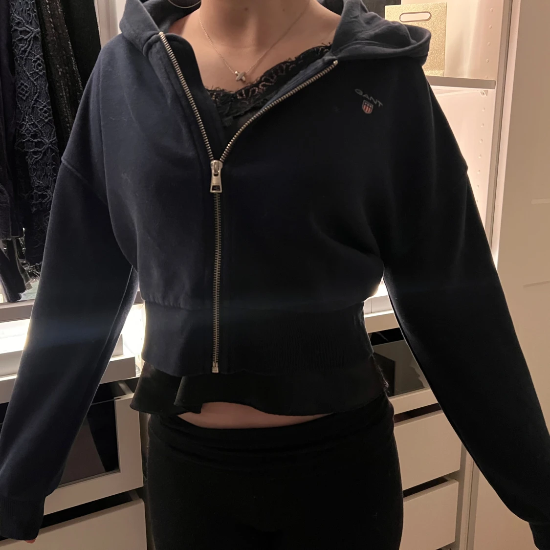 Mörkblå croppad hoodie från GANT