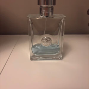 Versace pour homme 100 ml - Perfekt för dig som vill sticka ut med en ikonisk look. Passar dig som gillar exklusiva detaljer och modern design. Denna doft är väldigt fräsch och får många komplimanger. 