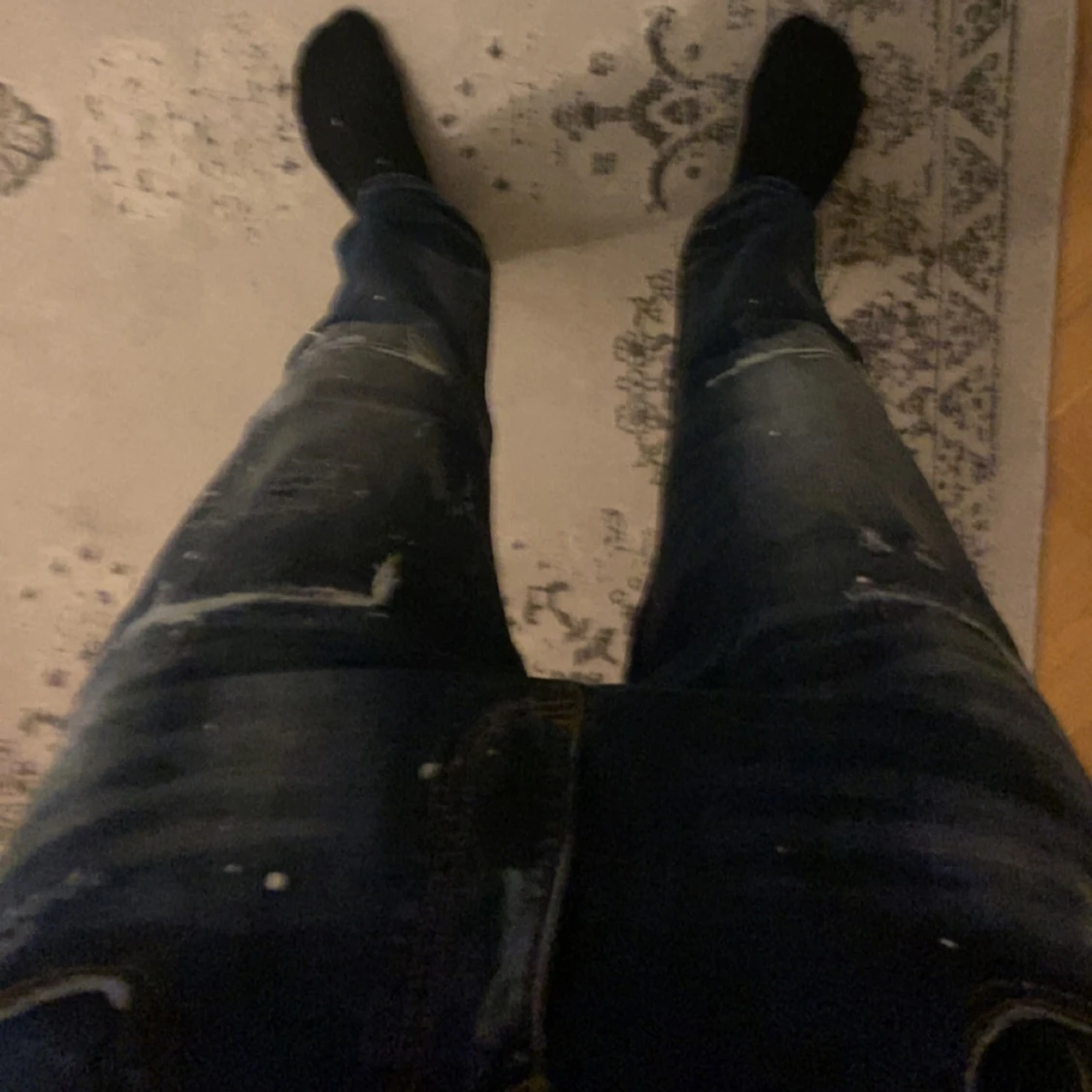 Mörkblå distressed jeans med slitningar - 1