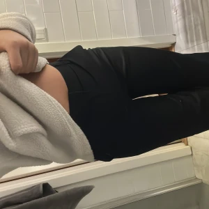 Svarta kostymbyxor från Bik Bok - Snygga svarta kostymbyxor från Bik Bok i storlek 34. Byxorna har en rak passform med hög midja och är tillverkade i ett mjukt och följsamt material som ger en clean look. Perfekta för dig som gillar stilrena och klassiska vibes. Kommer inte till användning då jag använder andra kostym byxor, ändas därför SÄLJER ‼️☺️ använt 3 gånger!!🥰