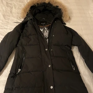 Svart HOLLIES Stockholm jacka i mycket bra skick bara använt några gånger. - Jättefin höst/vinterjacka, nypris ligger på ungefär 5000. Jättebra skick och är i storlek 36 som motsvarar S i damstorlek. 🤎!