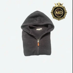 Mörkgrå stickad hoodie med dragkedja - Säljer en mörkgrå/svart stickad hoodie med hel dragkedja och huva. Tröjan har ribbade muddar, två fickor framtill och en snygg detalj i läder på dragkedjan. Perfekt för lager-på-lager och chill dagar. Tröjan är i mycket bra skick! Skriv vid frågor eller mer bilder!⚜️