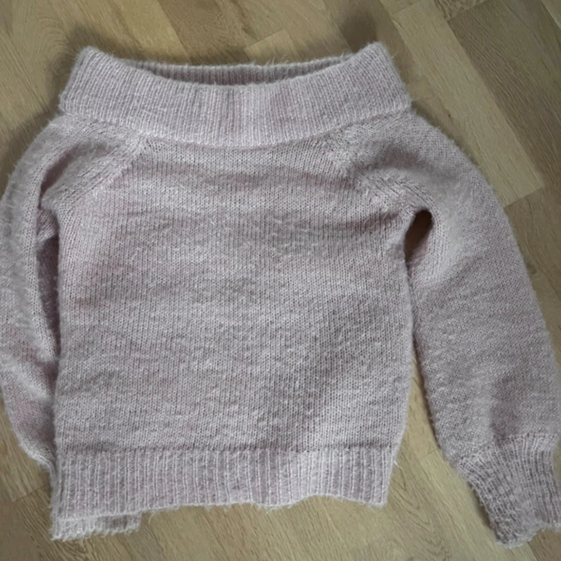 Ljusrosa stickad offshoulder tröja - 3