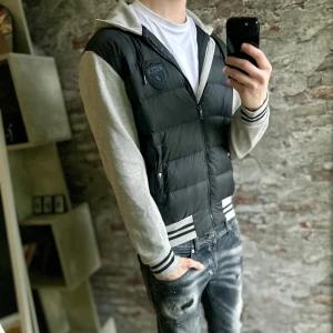 Ralph Lauren Cardigan - Mycket fint skick, inga defekter. Storlek 175cm och passar dig som är mellan 175-185cm ungefär. Nypris ca 3000kr. Väldigt ovanlig modell och kan inte hitta någon liknande så passa på! Modellen är 185 cm, 79 kg. Passar bra nu till vintern. Skriv för mer information!🤝 