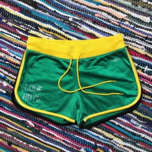 Vintage Umbro shorts - Umbro shorts från den gamla, inte längre tillgängliga Love-Hate kollektionen. Fint skick som syns på bilderna. Storlek XS, midjevidd 34-43 cm, längd 23 cm, midjehöjd 24 cm.