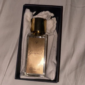 Marc-Antoine Barrois Ganymede parfym - Lyxig parfym från Marc-Antoine Barrois, Paris. Kommer i snygg förpackning med tygpåse och gulddetaljer. Perfekt för dig som vill sticka ut med en exklusiv touch.