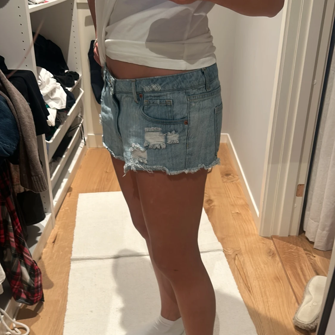 Lågmidjade ljusblå jeansshorts - 2