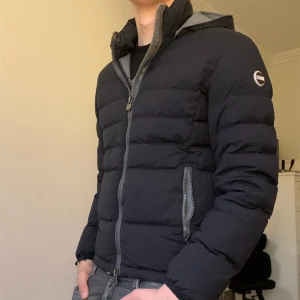Colmar svart  - En otroligt snygg colmar jacka till vintern|| jackan har tyvärr flertals små defekter, bild 3-5, finns 2 till defekt bilder|| jackan är i storlek smal/48 men passar bra till längd upp till 184cm som på bilden. Kontakta vid intresse. ‼️priset är inte hugget i sten ‼️frakt sker endast via PostNord och instabox 📦