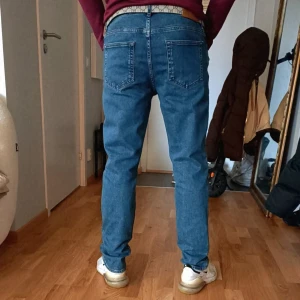 Helt nya  MNG Essentials jeans köptes för 1899 kr  - Snygga blå jeans från MNG Essentials i modellen Patrick Slim. Jeansen har klassisk femficksdesign, normalhög midja och smal passform. Tillverkade i bekvämt bomullstyg med lätt stretch för extra komfort. Perfekta för en stilren och avslappnad look. Aldrig använd st passars s/m (3232) köpt för 2100 säljes för 700