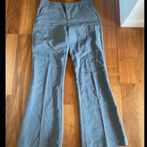 Kostymbyxor  - Snygga kostymbyxor från Gina tricot. 