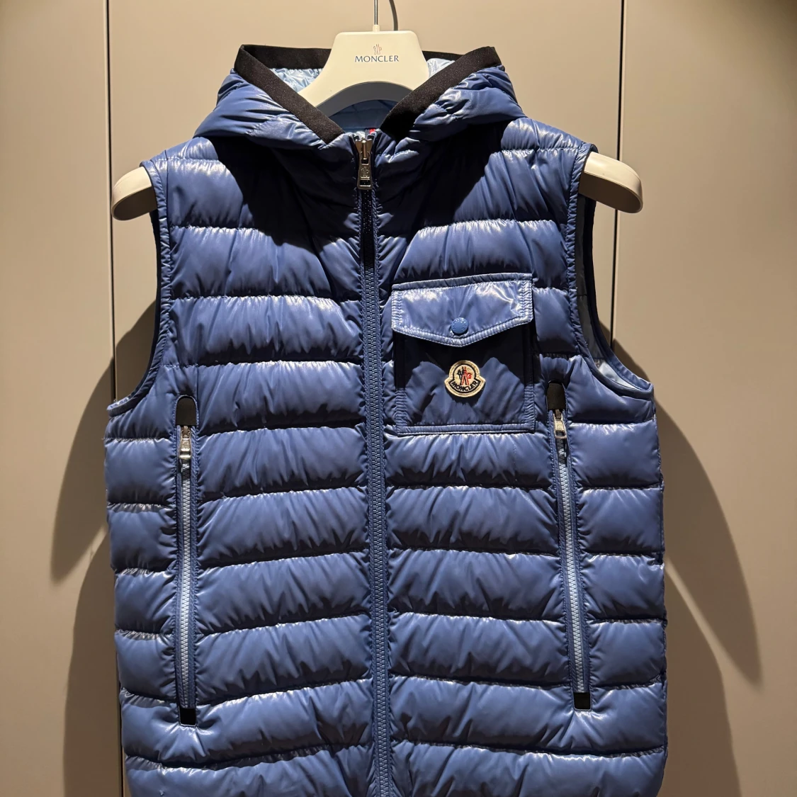 Blå dunväst med huva från Moncler