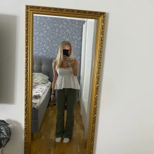Jeans - Gröna jeans från Nelly. Är uppsydda, innerbenslängden är 75cm och passar dig som är 160 eller kortare 🩷