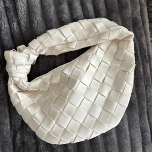 Flätad handväska  - Fin flätad hansväska använd fåtal gånger