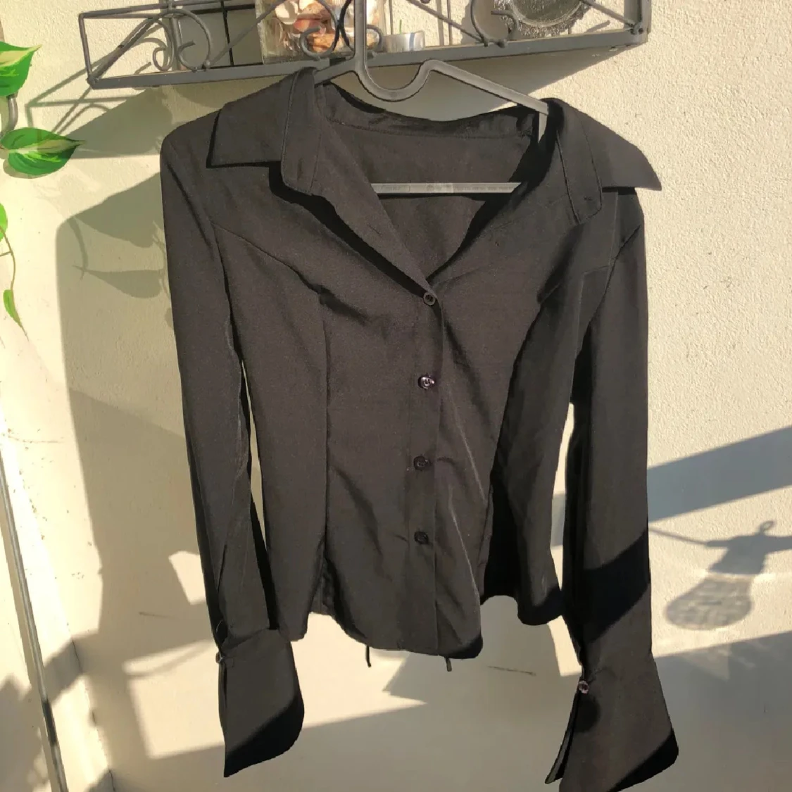 Svart skjorta med snörning i ryggen