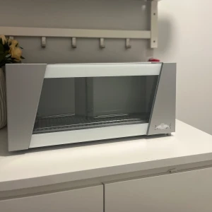 Red Bull Shelf Cooler ECO RB-SC ECO LED - Red Bull Shelf Cooler ECO RB-SC ECO LED, perfekt för kylda drycker. Kapacitet 220-240V/50Hz, 73W, R600a kylmedel. Glasfront och LED-belysning. Använts 3-5 gånger fungerar som ny. 1000 inklusive frakt pris kan diskuteras.