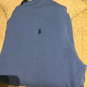 Ralph lauren tröja  - Tja säljer nu den är helt ny och fin XL i tonårigstorlek. Därför kostar nytt 800 kr. Passar folk från 160-175 beroende på. Skriv om mer info. Bra skick