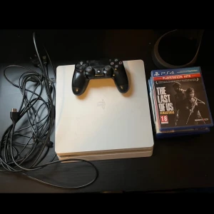 PlayStation 4 + 1 handkontroll + 5 spel - Säljer en vit PlayStation 4 Slim 500GB i fint skick. Medföljer en svart DualShock 4-kontroll, strömkabel, HDMI-kabel och fem populära spel: The Last of Us Remastered, GTA V, Call of Duty Infinite Warfare, FIFA 18 och NBA 2K18. Priset kan diskuteras💙