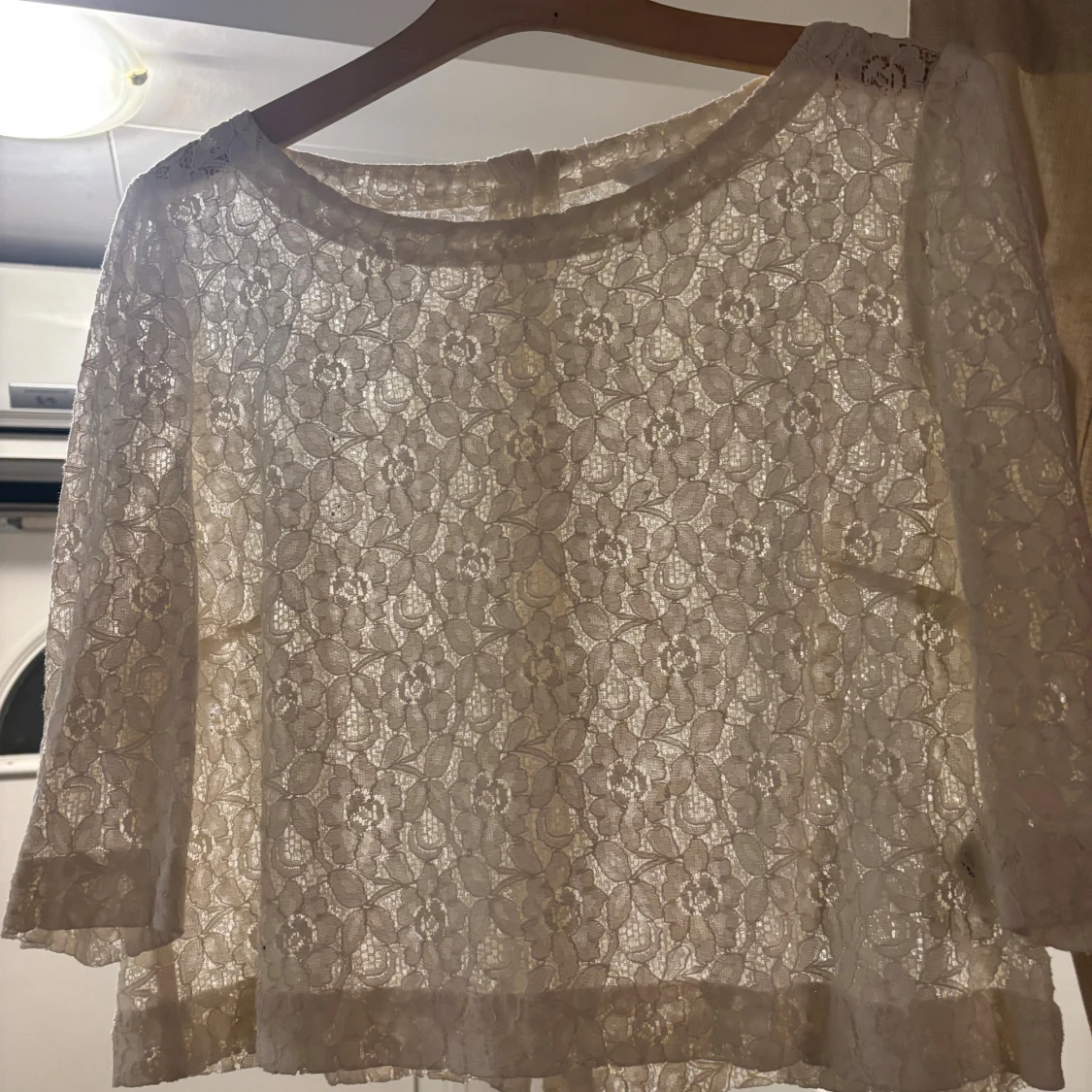 Vit spetsblus med blommönster