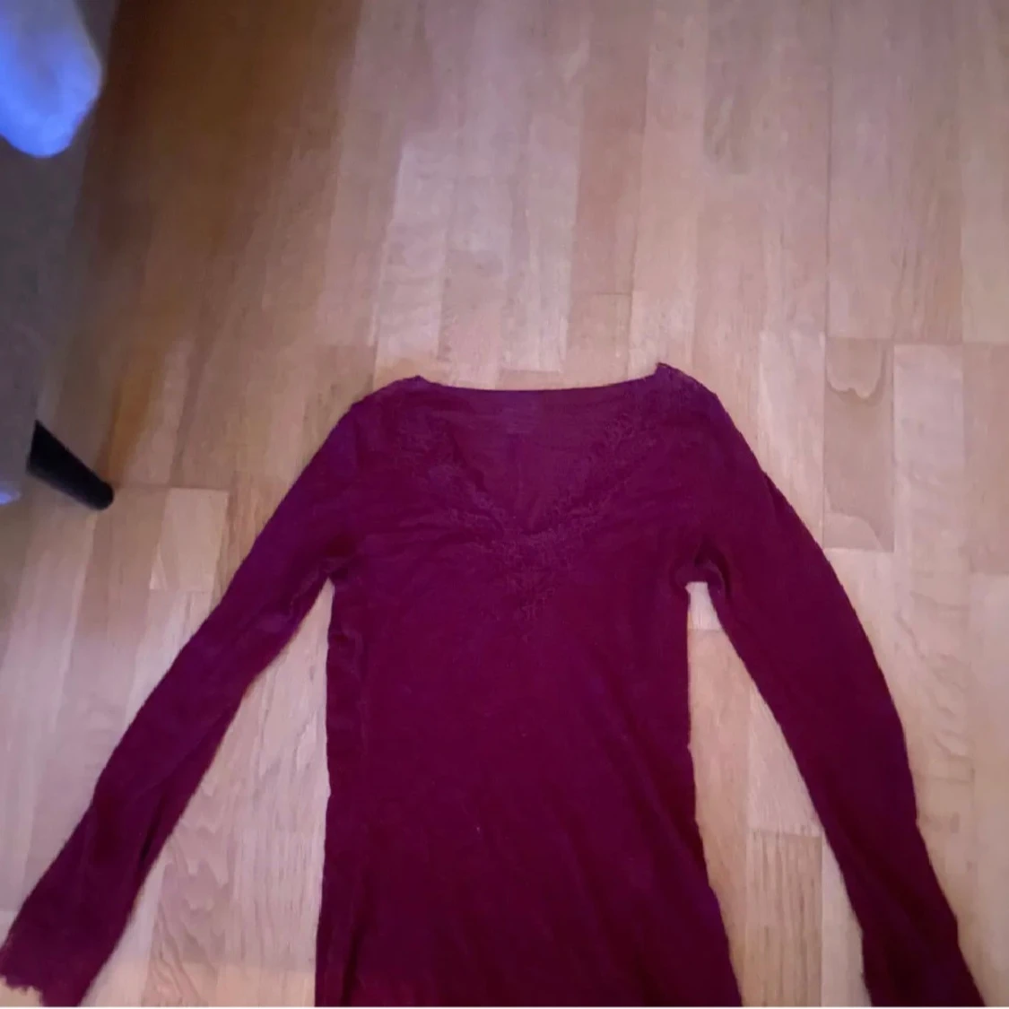 Vinröd långärmad topp med spets från "Intimissi" - 2