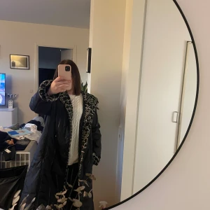 Svart lång pufferjacka med leopardkrage - Keep in mind att detta e storlek 46 och att det inte ser så bra ut på mig pga att jag har 36 och har vikt upp armarna lite på bilderna ✨men den e iallafall jätte fin och jätte söt och hoppas att den hittar ett nytt hem ✨🩵✨🩵