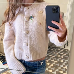 Beige kofta - Superfin beige stickad kofta från & Other Stories med broscher på bröstet som också är avtagbara! Nyskick, använt som max två gånger💕🤙buda gärna