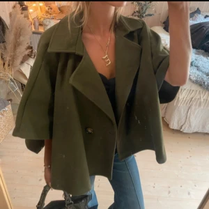 Trekvartsärmad cape / jacka - SÅÅ snygg!!