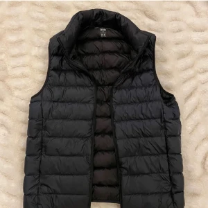 Uniqlo väst - Säljer en uniqlo väst i mörkblå färg den är storlek XS och är i väldigt fint skick hör av er vid frågor och mer bilder 