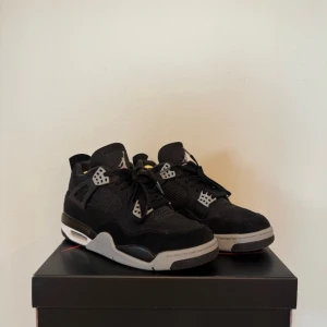 Jordan 4 Retro black canvas  - Nike Jordan 4 Retro sneakers i svart och grått med meshpaneler, mockadetaljer och ikoniska plastdetaljer vid snörningen. I köp ingår allt OG, priset är inte hugget i sten! 
