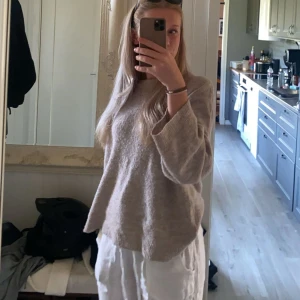 Beige stickad tröja - beige stickad tröja ifrån lager, storlek S.