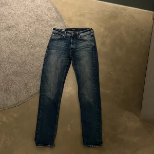 Jack and Jones jeans 28/32 - Säljer ni mina Jack and Jones jeans, nypris cirka 1000 kr, knappt använda, hör gärna av dig vid frågor. 