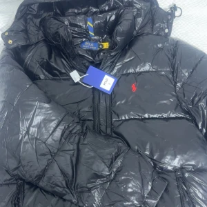 Svart pufferjacka från Polo Ralph Lauren, storlek S men passar som L eller xl - Säljer min RalphLauren jacka pga den är för stor, priset kan diskuteras vid snabb affär och hör av dig om du är intresserad 💯💫