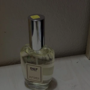 Parfym inspirerad av Armani- Stronger with you instantly  - Stilren parfym från D&P Perfumum, Eau de Parfum i 50 ml flaska. Perfekt storlek att ta med i väskan och enkel att använda när du vill fräscha upp dig snabbt.