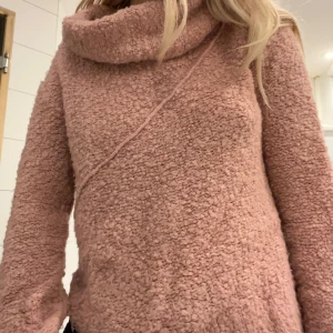 Rosa fluffig polotröja med bred krage - Så fin, står ingen storlek men skulle säga s💕