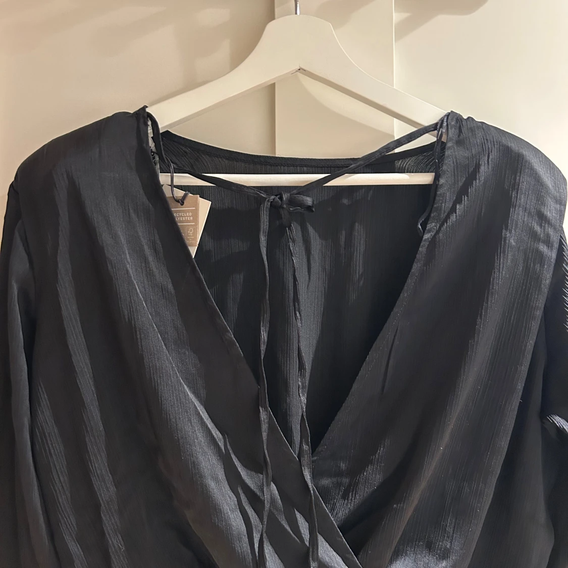 Svart omlottblus med knyt från Bik Bok - 4