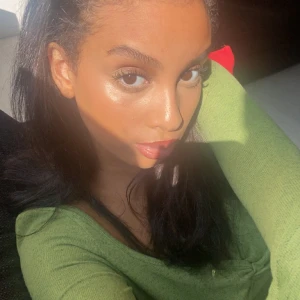 Grön kort långärmad klänning med v-ringning!  - Snygg grön kort klänning med långärmade trumpetärmar och v-ringning. Klänningen har twistad detalj framtill och sitter figurnära. Perfekt för dig som vill sticka ut med en fräsch färg och trendig passform.