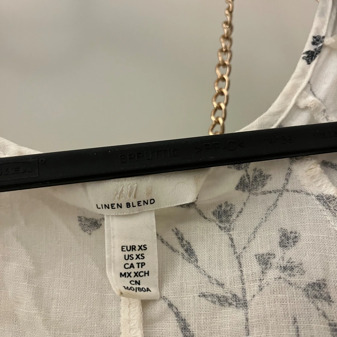 Vit blommig blus från H&M i linneblandning - 2