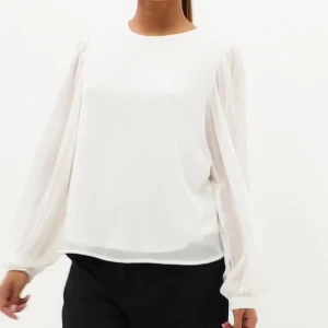 Vit blus med långa ärmar - Säljer en stilren vit blus med rund hals och långa, lätt puffade ärmar. Blusen har en luftig passform och är tillverkad i ett mjukt, tunt material som ger en skön känsla. Perfekt för dig som gillar enkel och fräsch stil.