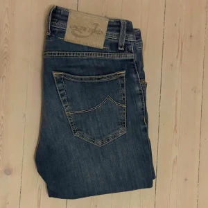 Jacob cohen jeans 622 - Säljer nu dessa sjukt snygga Jacob Cohën jeans i modellen 622 Comfort! Jeansen är i ett toppen skick och lätt en av dem bekvämaste jeansen jag använt! Hör av dig ifall du har några frågor🤗