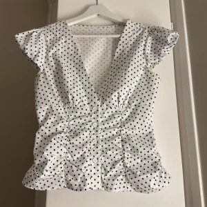 Vit prickig blus med v-ringning - Super fin och populär blus, figursydd och puffiga ärmar ⭐️⭐️