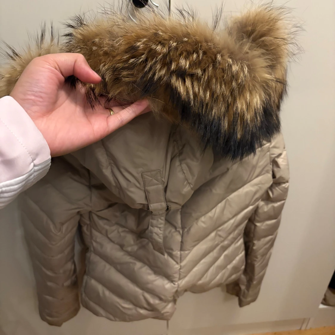 Beige pufferjacka HOLLIES med päls