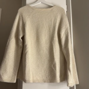 Glittrig beige stickad tröja - Supermysig stickad tröja från H&M i beige med glittriga inslag. 🥰